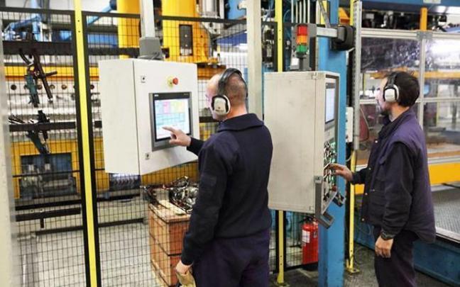 Dos trabajadores en una industria vasca.