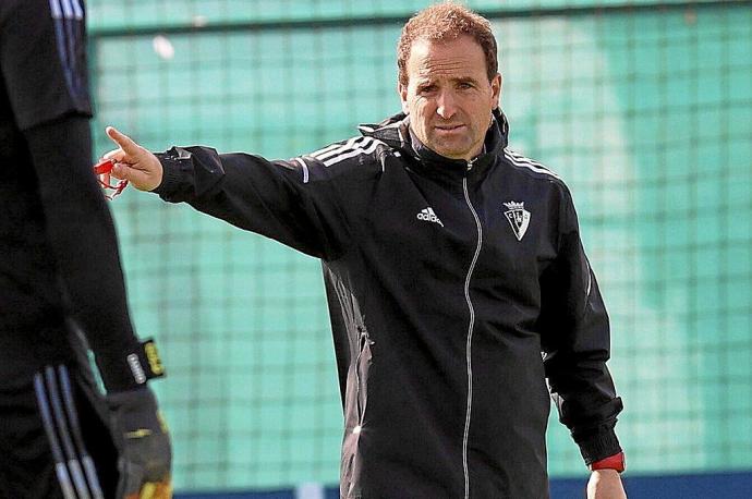 Jagoba Arrasate, dando instrucciones en el entrenamiento matinal de ayer en Tajonar.