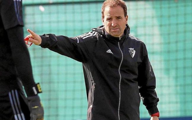 Jagoba Arrasate, dando instrucciones en el entrenamiento matinal de ayer en Tajonar.