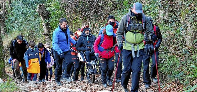 Iñaki Alonso 'Indio', en la silla Joëlette con sus amigos y familiares, camino a las pozas de Uzturre.