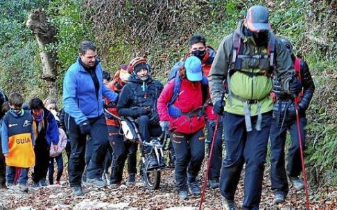 Iñaki Alonso 'Indio', en la silla Joëlette con sus amigos y familiares, camino a las pozas de Uzturre.