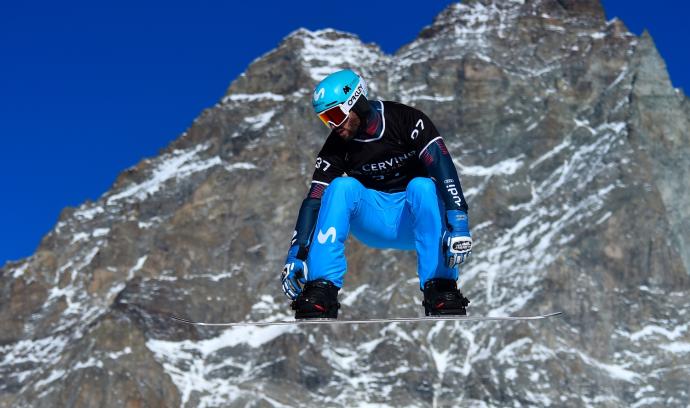 El donostiarra Lucas Eguibar realiza un salto en plena competición de snowboardcross.