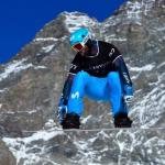 El donostiarra Lucas Eguibar realiza un salto en plena competición de snowboardcross. El donostiarra Lucas Eguibar realiza un salto en plena competición de snowboardcross.