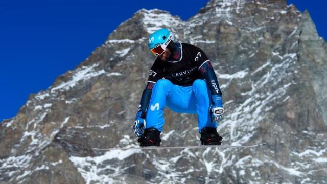 El donostiarra Lucas Eguibar realiza un salto en plena competición de snowboardcross. El donostiarra Lucas Eguibar realiza un salto en plena competición de snowboardcross.