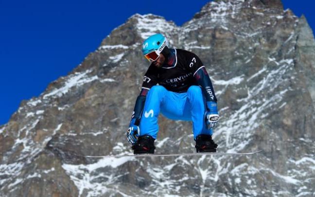 El donostiarra Lucas Eguibar realiza un salto en plena competición de snowboardcross. El donostiarra Lucas Eguibar realiza un salto en plena competición de snowboardcross.