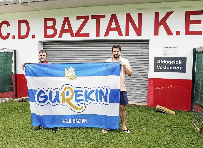 Josema Osacar, director deportivo del CD Baztán, y Borja Nagore, directivo del equipo del Baztán, posan con la bandera de la Real.