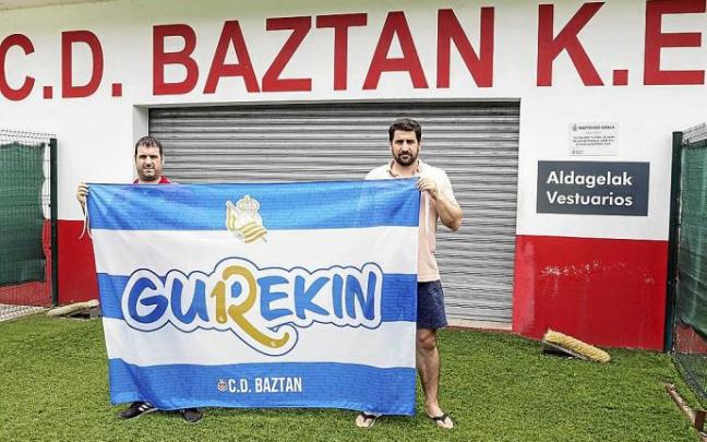 Josema Osacar, director deportivo del CD Baztán, y Borja Nagore, directivo del equipo del Baztán, posan con la bandera de la Real.