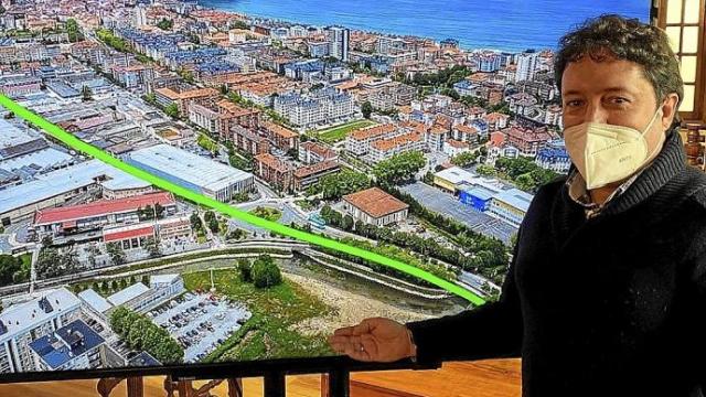 Xabier Txurruka presenta el posible proyecto, el pasado viernes, en el ayuntamiento. Foto: N.G.