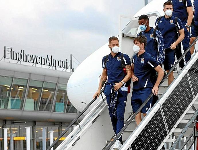 La expedición txuri-urdin, a su llegada ayer, al aeropuerto de Eindhoven. Foto: Real Sociedad