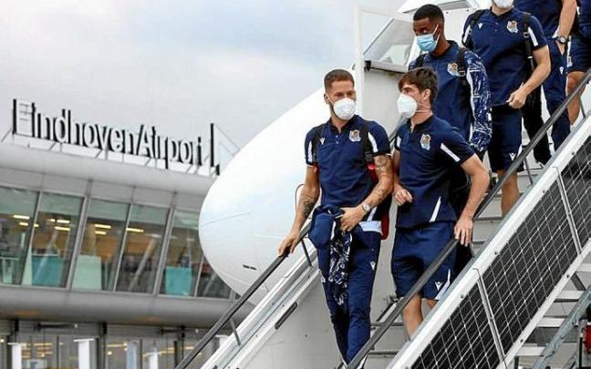 La expedición txuri-urdin, a su llegada ayer, al aeropuerto de Eindhoven. Foto: Real Sociedad