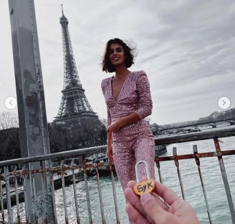Sofía Suescun, frente a la torre Eiffel mientras Kiko Jiménez le muestra el candado.