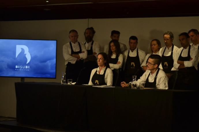 Luis Carlos Sanz y Olaia Fernández de la Cuadra rodeados de varios cocineros