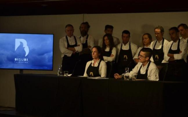 Luis Carlos Sanz y Olaia Fernández de la Cuadra rodeados de varios cocineros Luis Carlos Sanz y Olaia Fernández de la Cuadra rodeados de varios cocineros