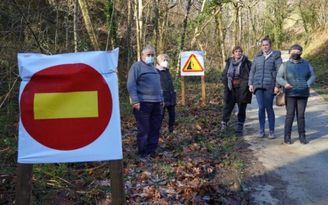 Francisco Apeztegia y Maria Josefa Bertiz (Olegi), Juana Mª Migeltorena y Maite Bazterrika (Pixarnekoborda) y Juana Mari Iraizoz (Arrixkenekoborda) en el camino al barrio.