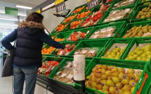 Manzanas, naranjas o peras no se encarecen pero sí lo han hecho fresas, plátanos, kiwis y algunas verduras Manzanas, naranjas o peras no se encarecen pero sí lo han hecho fresas, plátanos, kiwis y algunas verduras