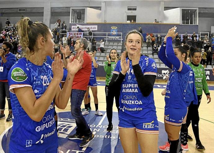 Las jugadoras del Super Amara Bera Bera aplauden al público congregado ayer en el Gasca tras ganar al Elche. Foto: Javi Colmenero