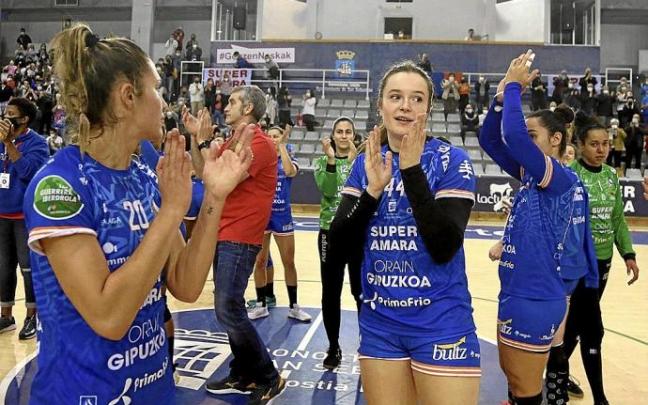 Las jugadoras del Super Amara Bera Bera aplauden al público congregado ayer en el Gasca tras ganar al Elche. Foto: Javi Colmenero