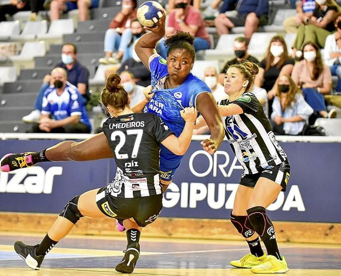 Fernandes se dispone a lanzar a puerta en el duelo de ayer ante el Málaga. Foto: Arnaitz Rubio