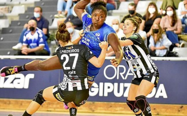 Fernandes se dispone a lanzar a puerta en el duelo de ayer ante el Málaga. Foto: Arnaitz Rubio Fernandes se dispone a lanzar a puerta en el duelo de ayer ante el Málaga. Foto: Arnaitz Rubio