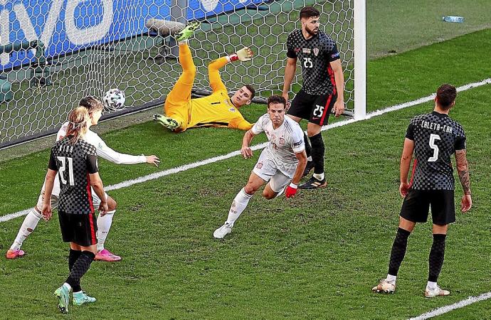 César Azpilicueta celebra su gol ante la selección de Croacia, en los octavos de final de la Eurocopa. Foto: Efe