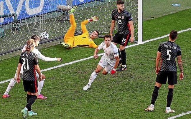 César Azpilicueta celebra su gol ante la selección de Croacia, en los octavos de final de la Eurocopa. Foto: Efe