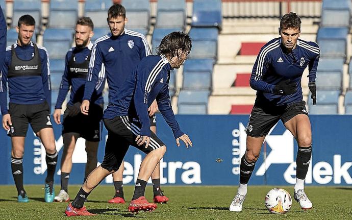 Oier, Torres y Unai Dufur siguen la jugada entre Juan Cruz y Lucas Torró, en el entrenamiento de ayer a puerta cerrada. Foto: CA Osasuna