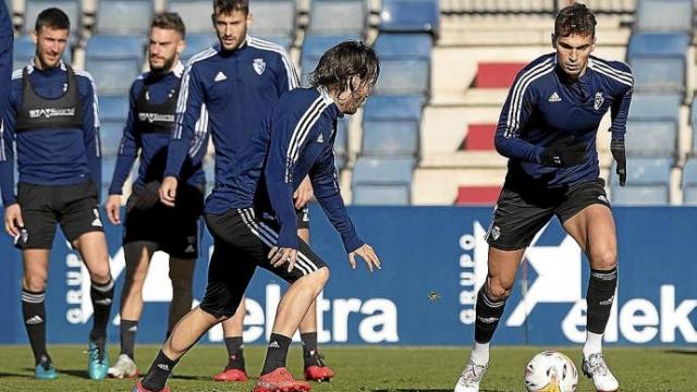 Oier, Torres y Unai Dufur siguen la jugada entre Juan Cruz y Lucas Torró, en el entrenamiento de ayer a puerta cerrada. Foto: CA Osasuna Oier, Torres y Unai Dufur siguen la jugada entre Juan Cruz y Lucas Torró, en el entrenamiento de ayer a puerta cerrada. Foto: CA Osasuna