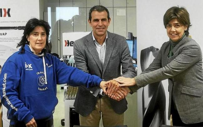 Azu y Carmen Muguruza flanquean a Marcos Tejada, ayer en la sede de Hepyc. Foto: N.G.