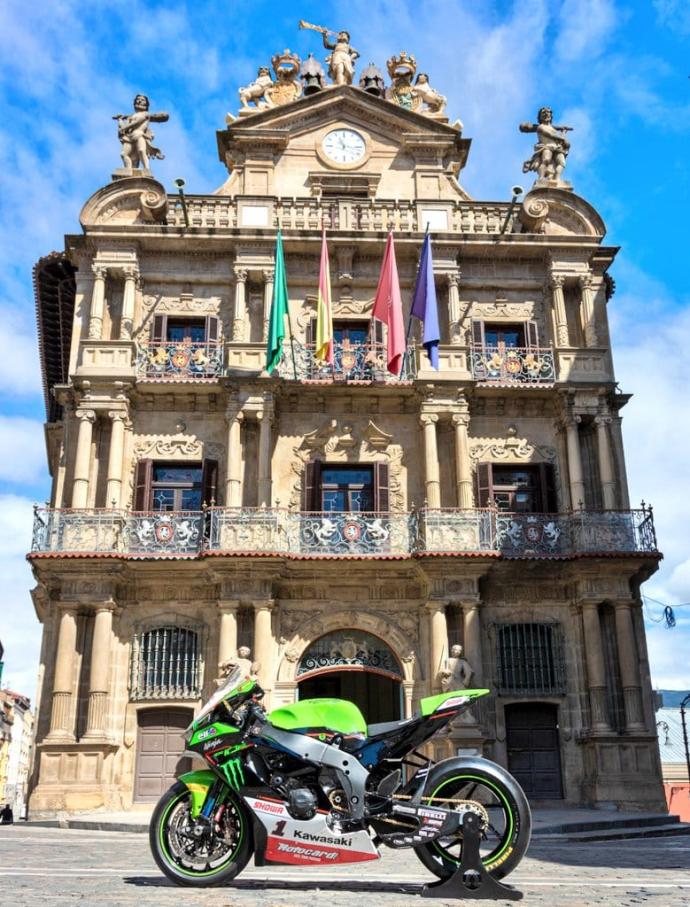 Una de las potentes motos de la disciplina, en la plaza del Ayuntamiento de Pamplona.