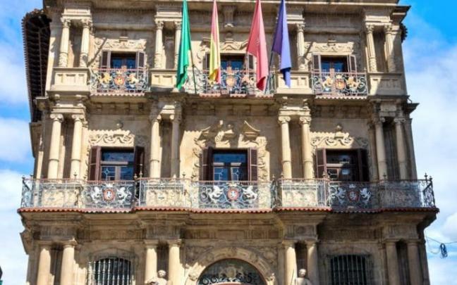 Una de las potentes motos de la disciplina, en la plaza del Ayuntamiento de Pamplona.