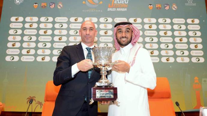 El presidente de la RFEF, Luis Rubiales, y el príncipe Abdulaziz bin Turki Al-Faisal, con el trofeo de la Supercopa.