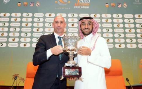 El presidente de la RFEF, Luis Rubiales, y el príncipe Abdulaziz bin Turki Al-Faisal, con el trofeo de la Supercopa.