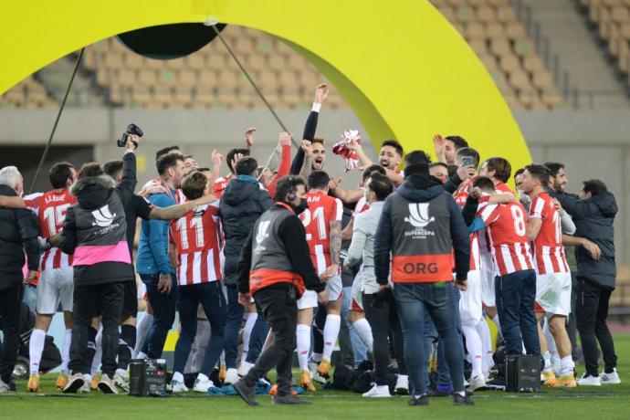 Los jugadores del Athletic celebran la Supercopa