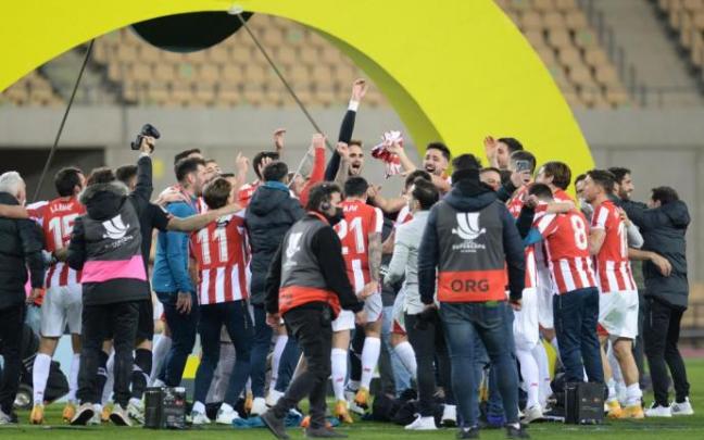 Los jugadores del Athletic celebran la Supercopa