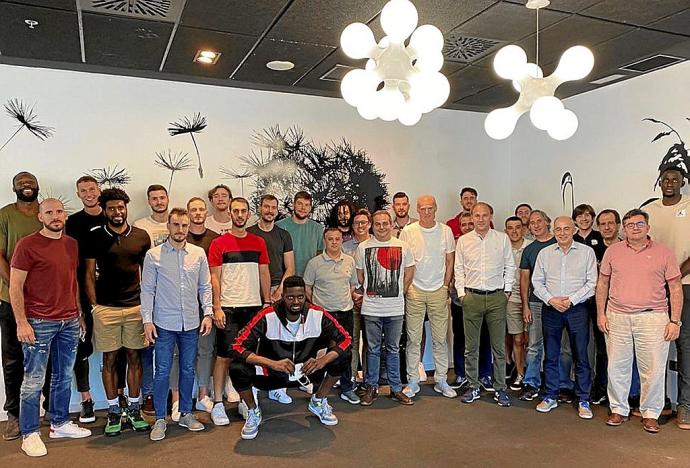 La plantilla del Baskonia despidió ayer la temporada con una comida que reunió a todos los integrantes del equipo. Foto: Baskonia