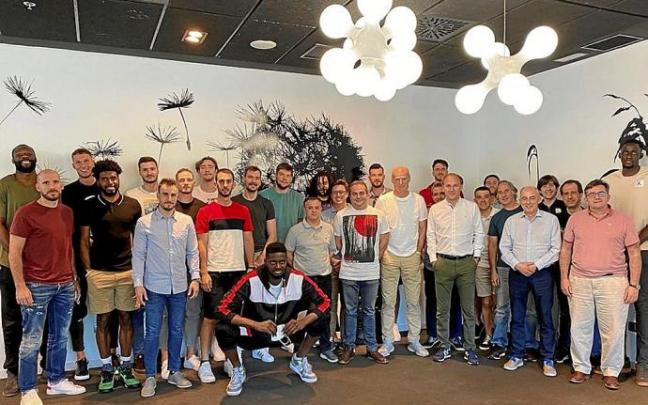 La plantilla del Baskonia despidió ayer la temporada con una comida que reunió a todos los integrantes del equipo. Foto: Baskonia