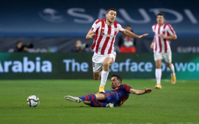 Sergio Busquets, jugador del Barcelona, intenta frenar un avance de Óscar de Marcos en la final de la pasada edición de la Supercopa.