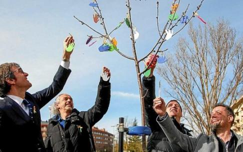 Bizitzaren zuhaitza San Martineko skate parkearen ondoan dago, eta atzo goizean berriz bildu zuen minbizia duten haur eta nerabeentzako sostengua. Gorka Urtaran alkateak ere hartu zuen parte Nazioarteko Eguna dela eta egindako ekitaldian, besteak beste. A