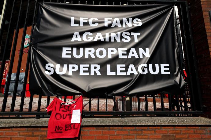 Pancarta en Anfield de los aficionados del Liverpool contra el proyecto de la Superliga.