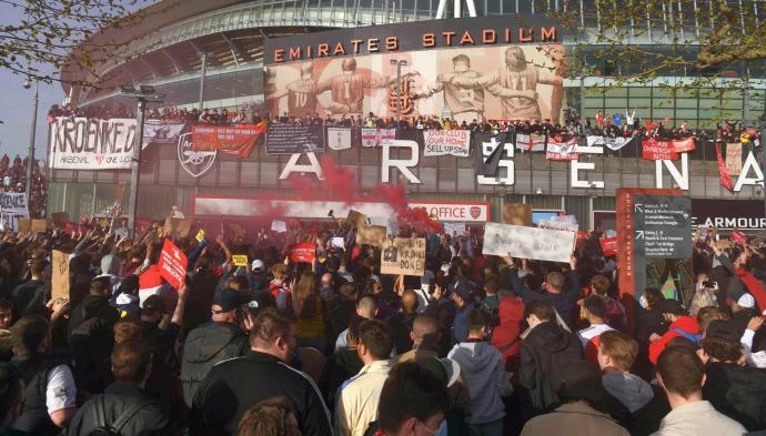 La afición del Arsenal volvió a protestar este fin de semana contra los dueños del club y el proyecto de la Superliga.