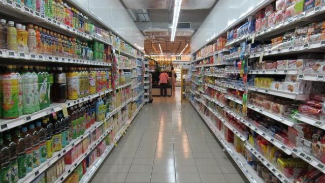 Productos en las estanterías de un supermercado.