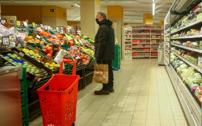 Un hombre en la sección de frutería de un supermercado Un hombre en la sección de frutería de un supermercado