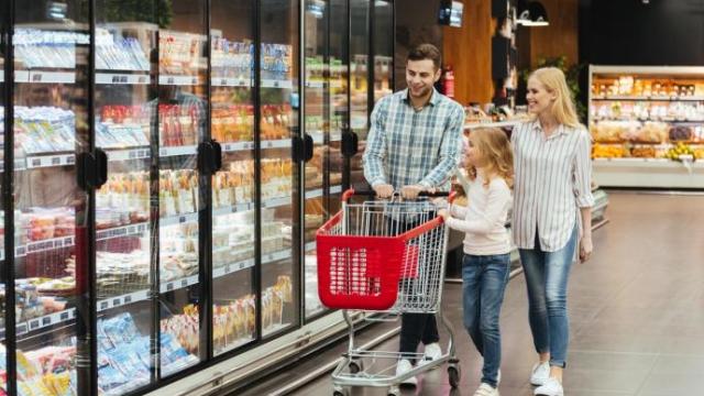 Una familia realiza la compra en un supermercado.