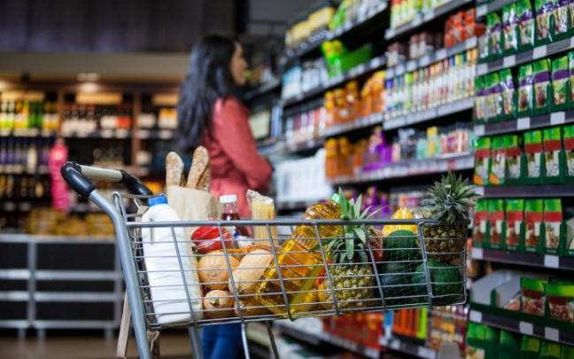 Un carrito de la compra con varios productos en una supermercado. Un carrito de la compra con varios productos en una supermercado.