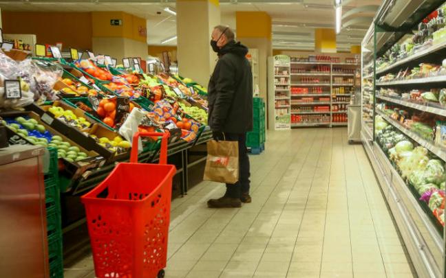 Un hombre en la sección de frutería de un supermercado. Un hombre en la sección de frutería de un supermercado.