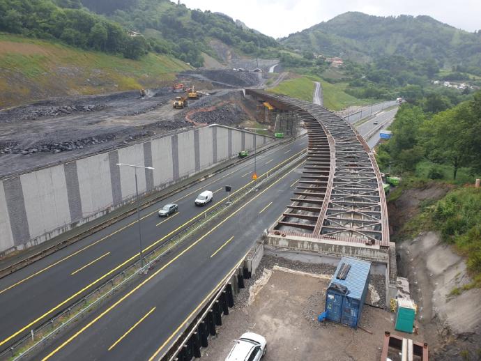 La última pieza del viaducto que sobrevuela la autopista se instaló este sábado de madrugada