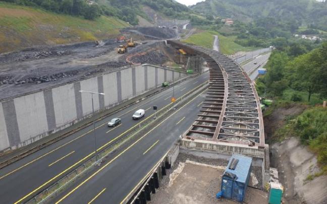 La última pieza del viaducto que sobrevuela la autopista se instaló este sábado de madrugada