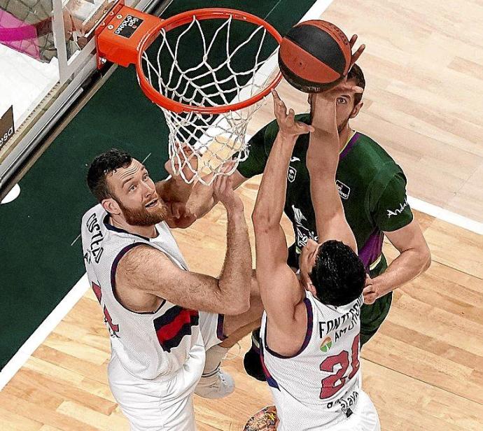 Fontecchio se dispone a atrapar un rebote, ayer en Málaga . Foto: ACB Photo/M. Pozo