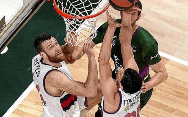 Fontecchio se dispone a atrapar un rebote, ayer en Málaga . Foto: ACB Photo/M. Pozo