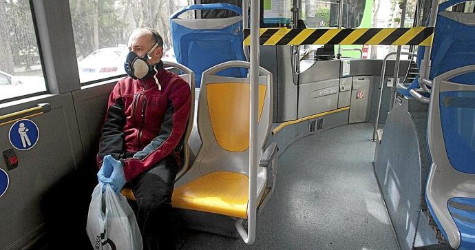 Autobús de Tuvisa con un único viajero durante las primeras jornadas del estado de alarma del mes de marzo de 2020. Foto: Josu Chavarri